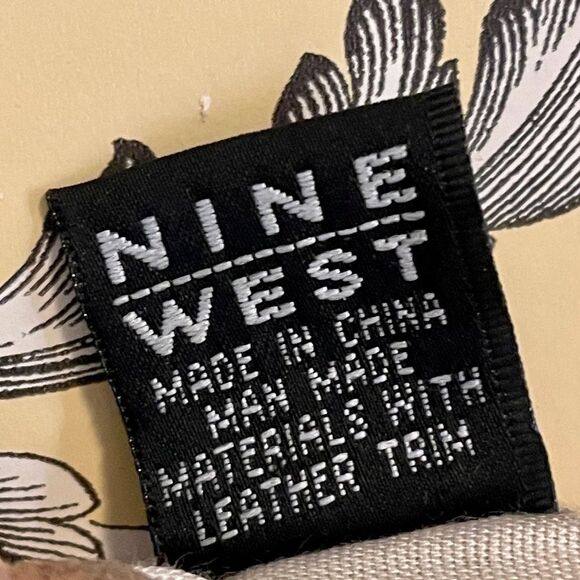 Vintage Nine West BoHo tan leather 5 x 9.5 purse, tassels on both sides. Zipper - Picture 2 of 12